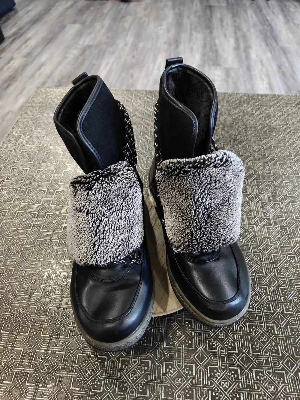 Wanderlust Danette Black Winter Ankle Boots with Gray Shearling Cuff Size 10